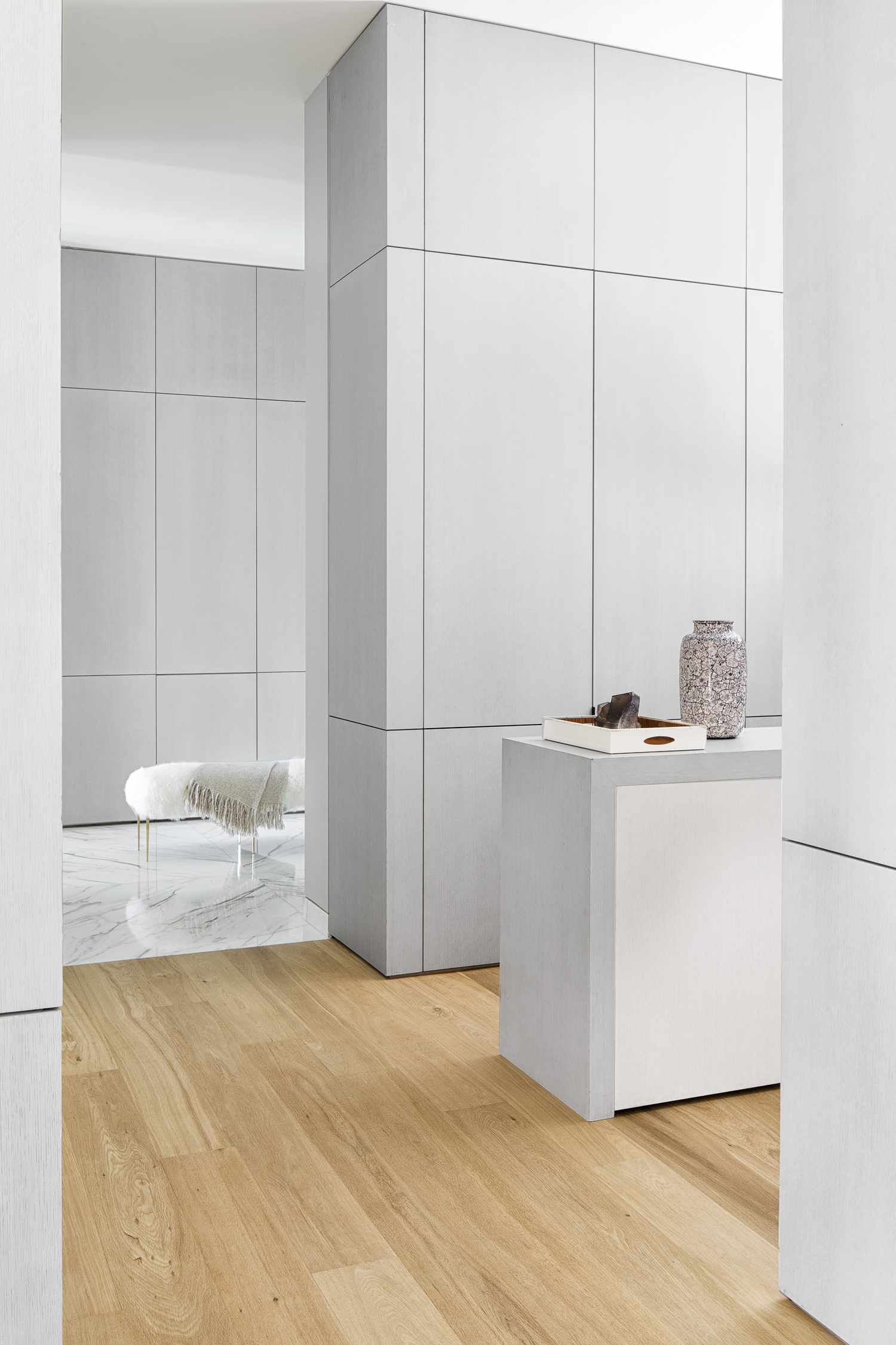 Lieben Sie Minimalismus? Designer sagen, dass diese 8 Trends dieses Jahr übernehmen werden 2 Flachront-Schrankdesign in der Küche.