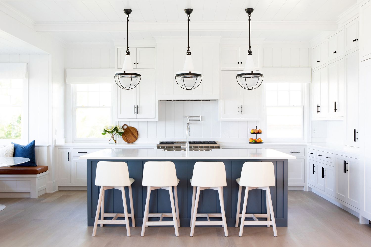 Moderne Küstenküche mit weißem Shiplap Backsplash