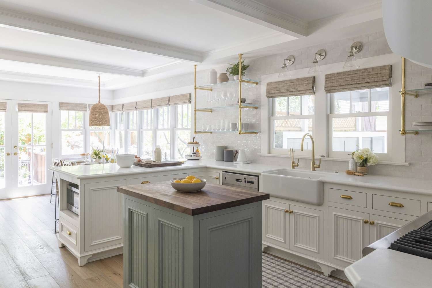 Gemütliche moderne Küstenküche mit Butcher Block Island