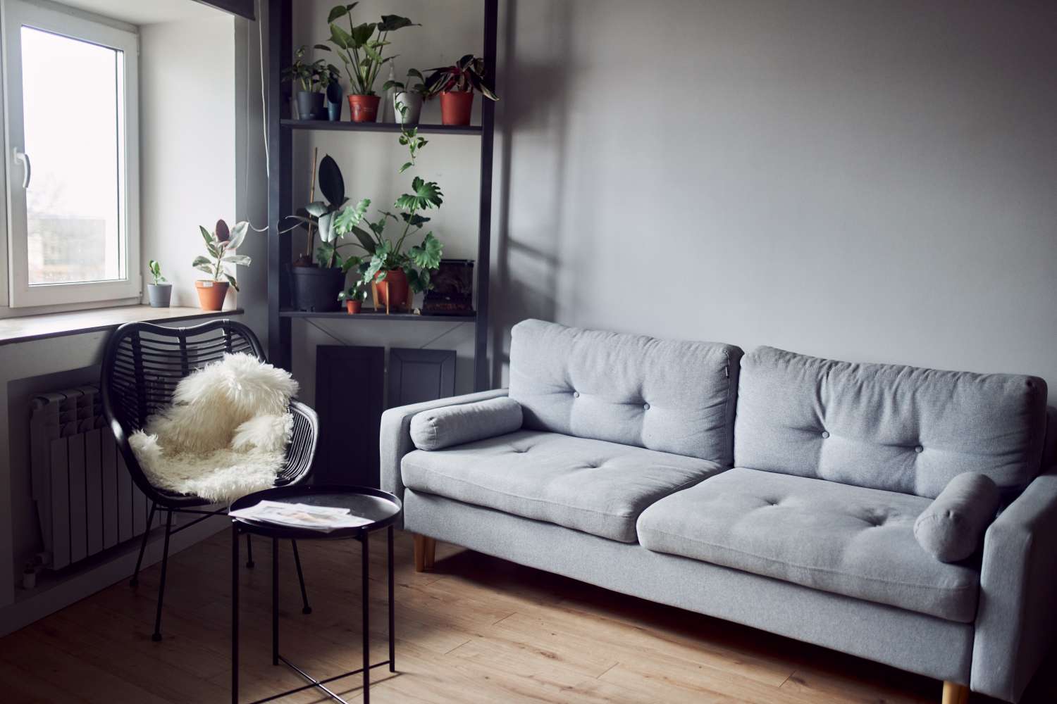 5 Dekoration Fehler, die Ihr Zuhause laut Designer sich heißer fühlen lassen 8 dunkelfarbenes Wohnzimmer