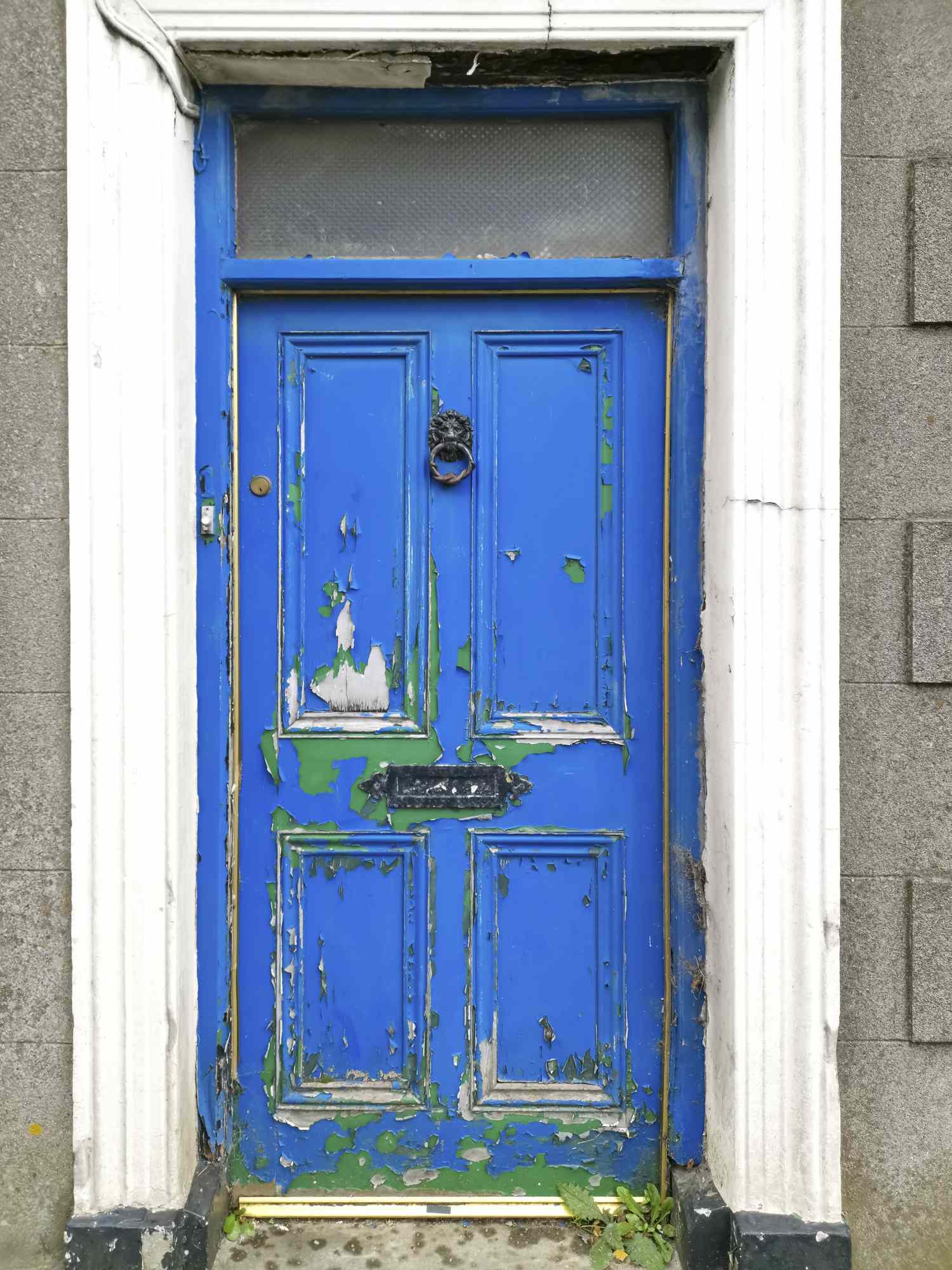 Haustür mit Schälenfarbe