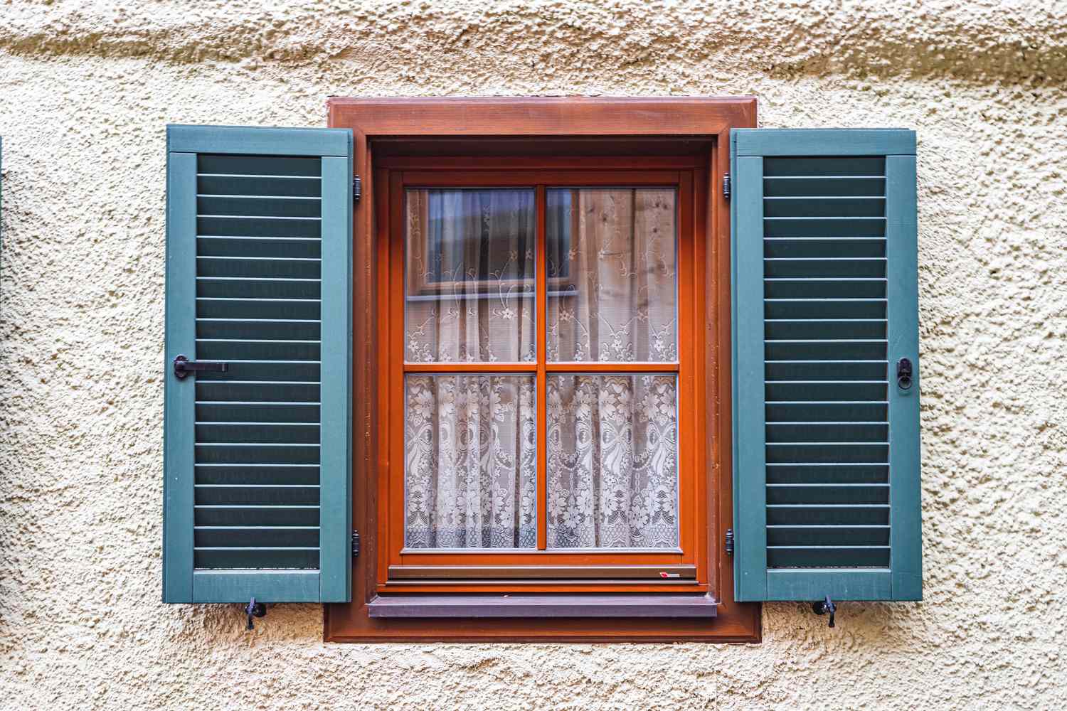 Sind Fensterläden noch im Stil? Wir haben Designer gefragt, was sie wirklich denken 6 Blaue Fensterläden an der Außenseite des Hauses