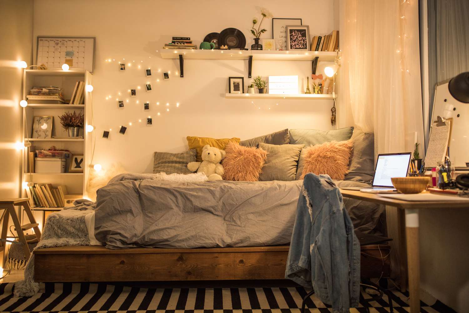 7 Inexpensive Hacks That Make Dorm Rooms Feel Ten Times Larger, Designers Say 12 dorm room with lights