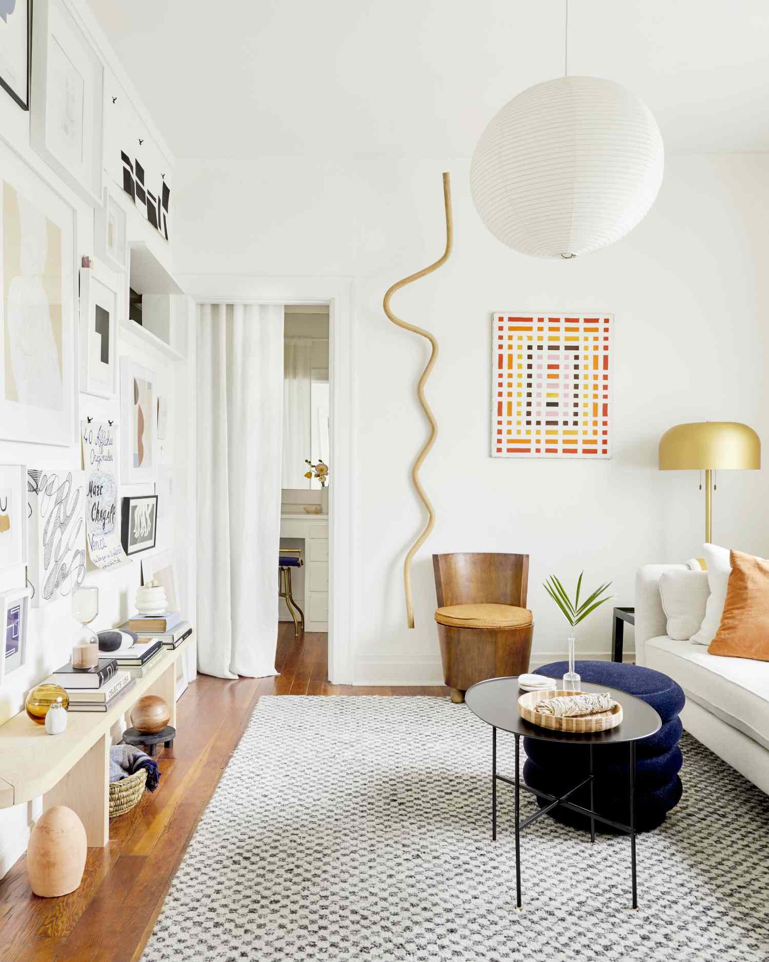 kleines langes Wohnzimmer mit Galeriewand