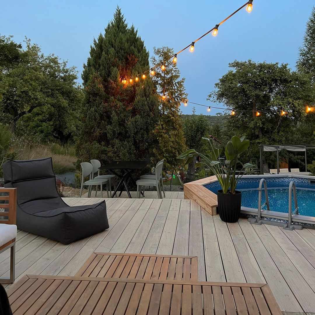 Ein oberirdischer Pool und ein großes Deck