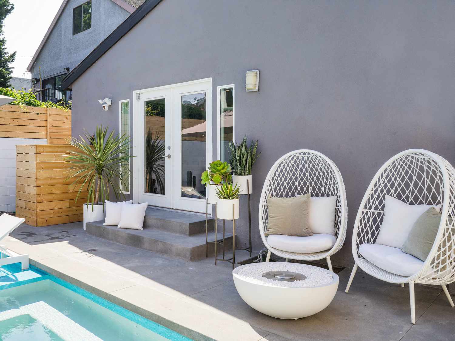 Wie man in diesem Sommer eine DIY -Feuerstelle entwirft, die tatsächlich funktioniert 14 kleine Terrasse Feuerstelle Ideen