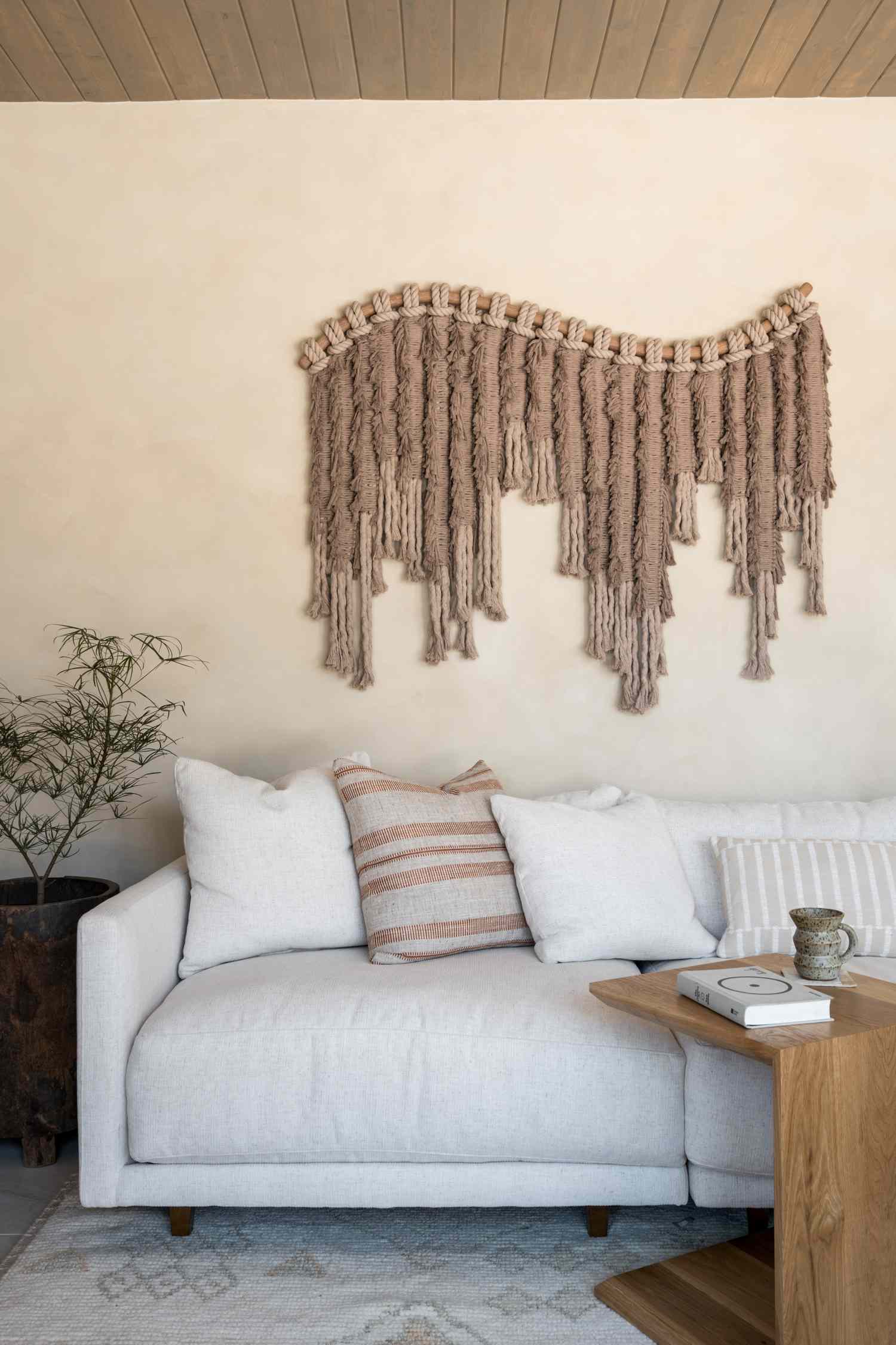 Neutrale Boho Wohnzimmer Ideen