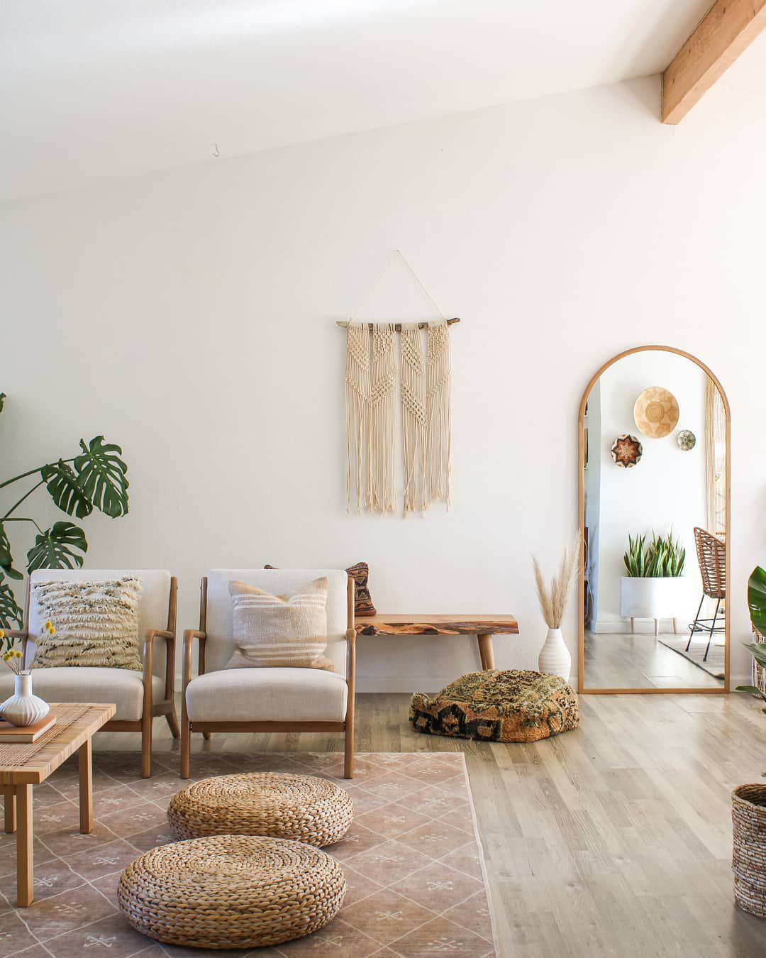 Übersichtliches Wohnzimmer im Boho-Stil