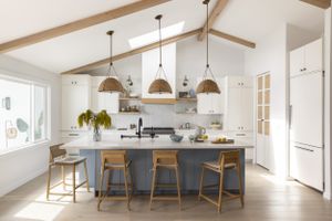 Die klassischen New England Color Combo -Designer werden diesen Sommer überall überall sein 8 Moderne Küstenküchenideen