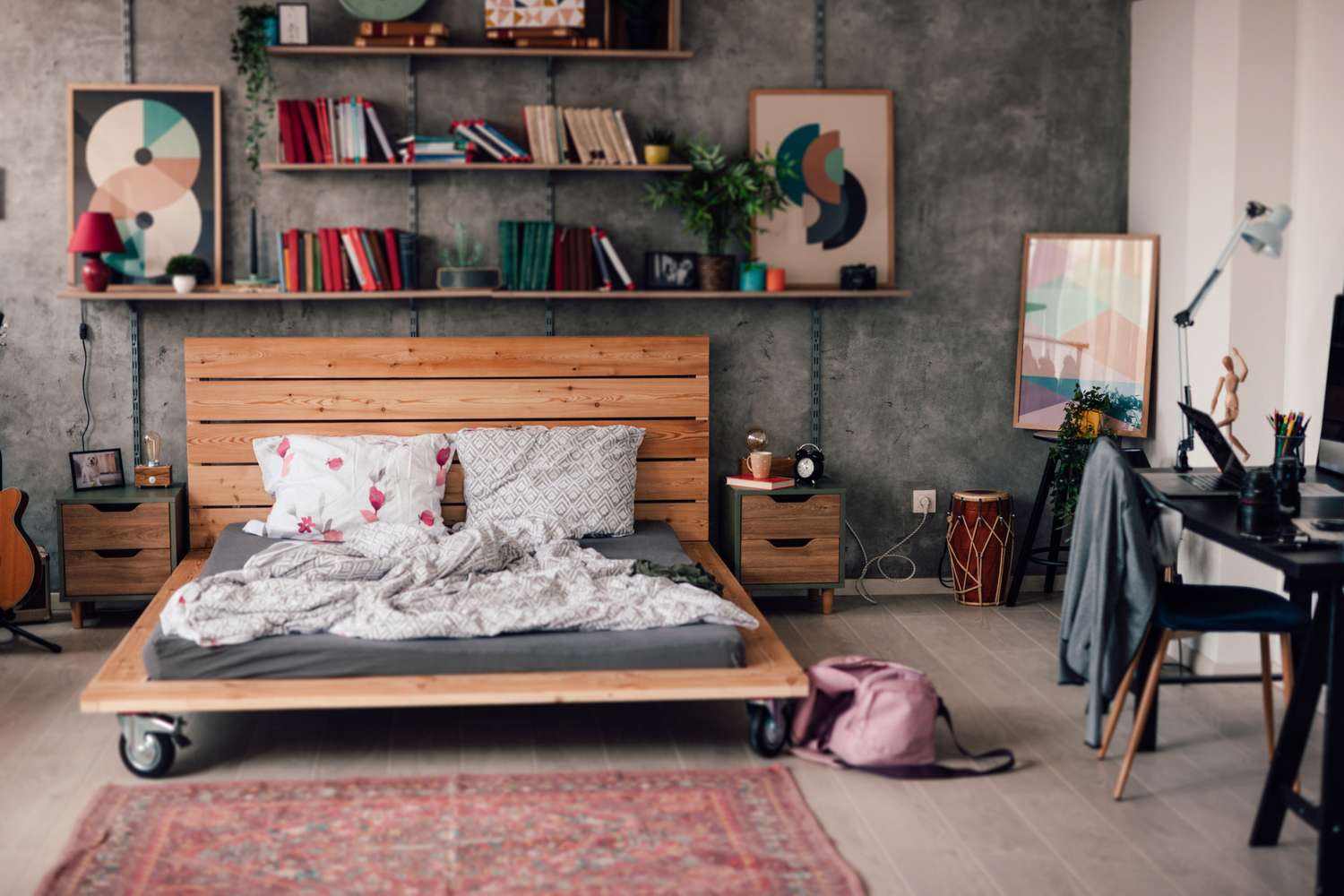 Wenn sich Ihr Schlafzimmer überfüllt fühlt, könnten diese Styling -Fehler der Schuldige sein 4 übergelöste Regale an der Wand über dem Bett