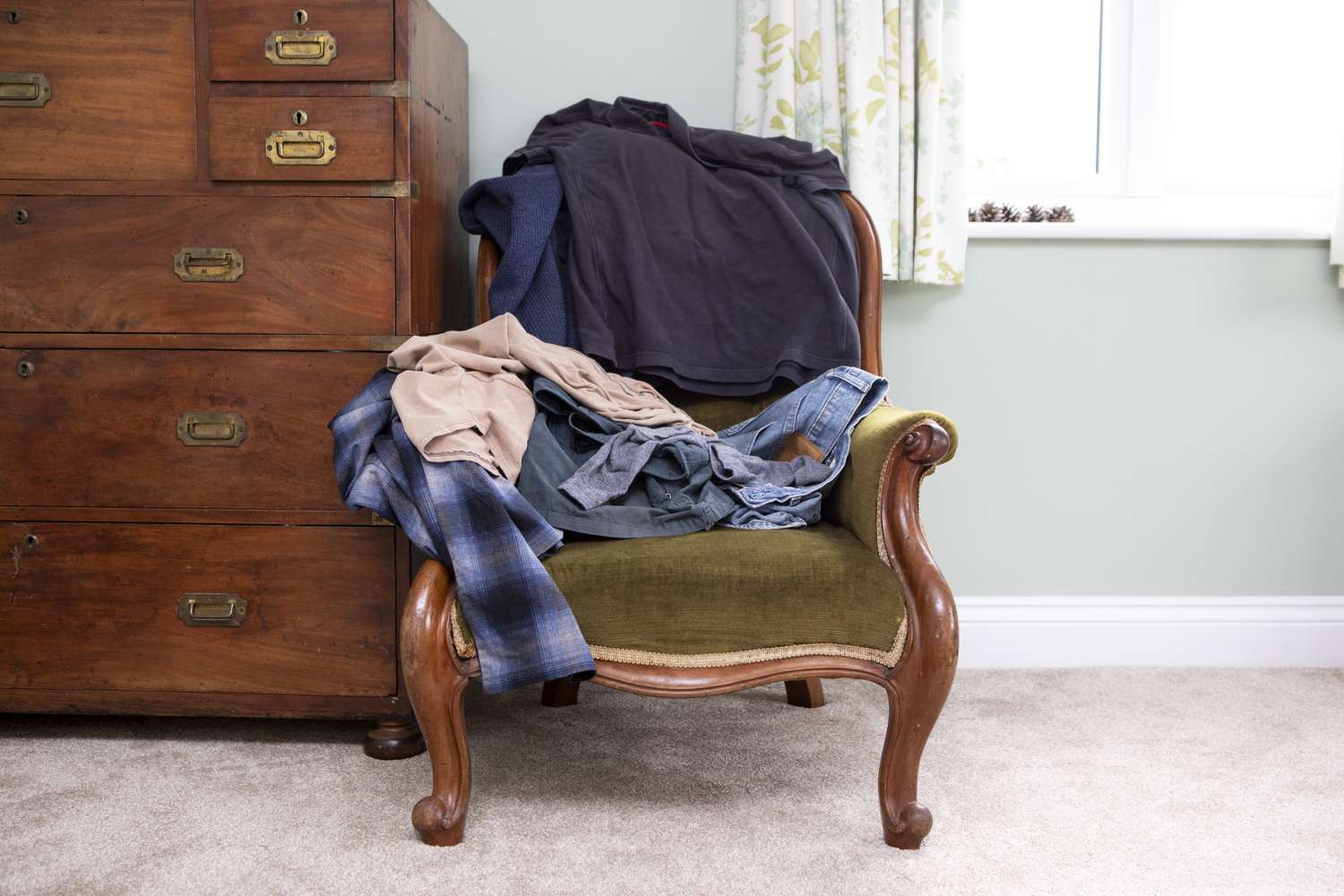 Wenn sich Ihr Schlafzimmer überfüllt fühlt, könnten diese Styling -Fehler der Schuldige sein 14 Schlafzimmer Sessel mit Kleidung Unordnung