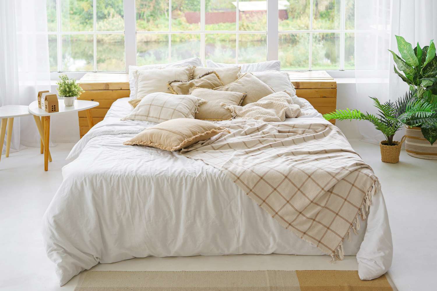 Wenn sich Ihr Schlafzimmer überfüllt fühlt, könnten diese Styling -Fehler der Schuldige sein 10 Bett überfüllt mit zwei vielen Kissen