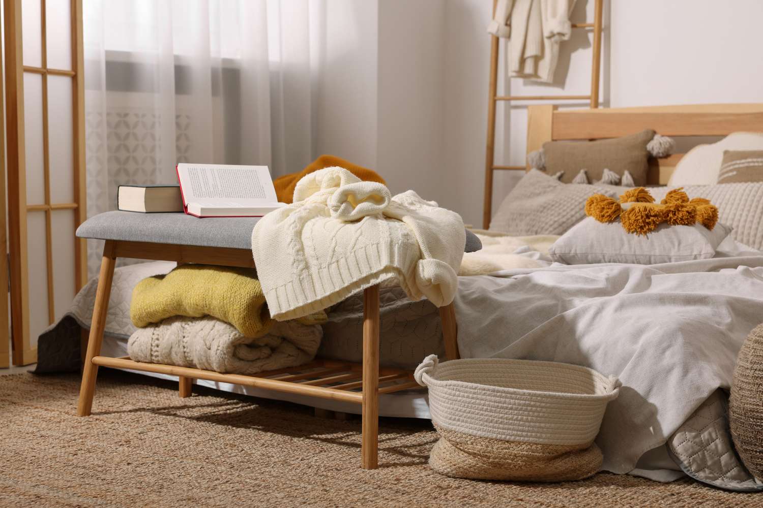 Wenn sich Ihr Schlafzimmer überfüllt fühlt, könnten diese Styling -Fehler der Schuldige sein 12 überfüllte Bank am Ende des Bettes