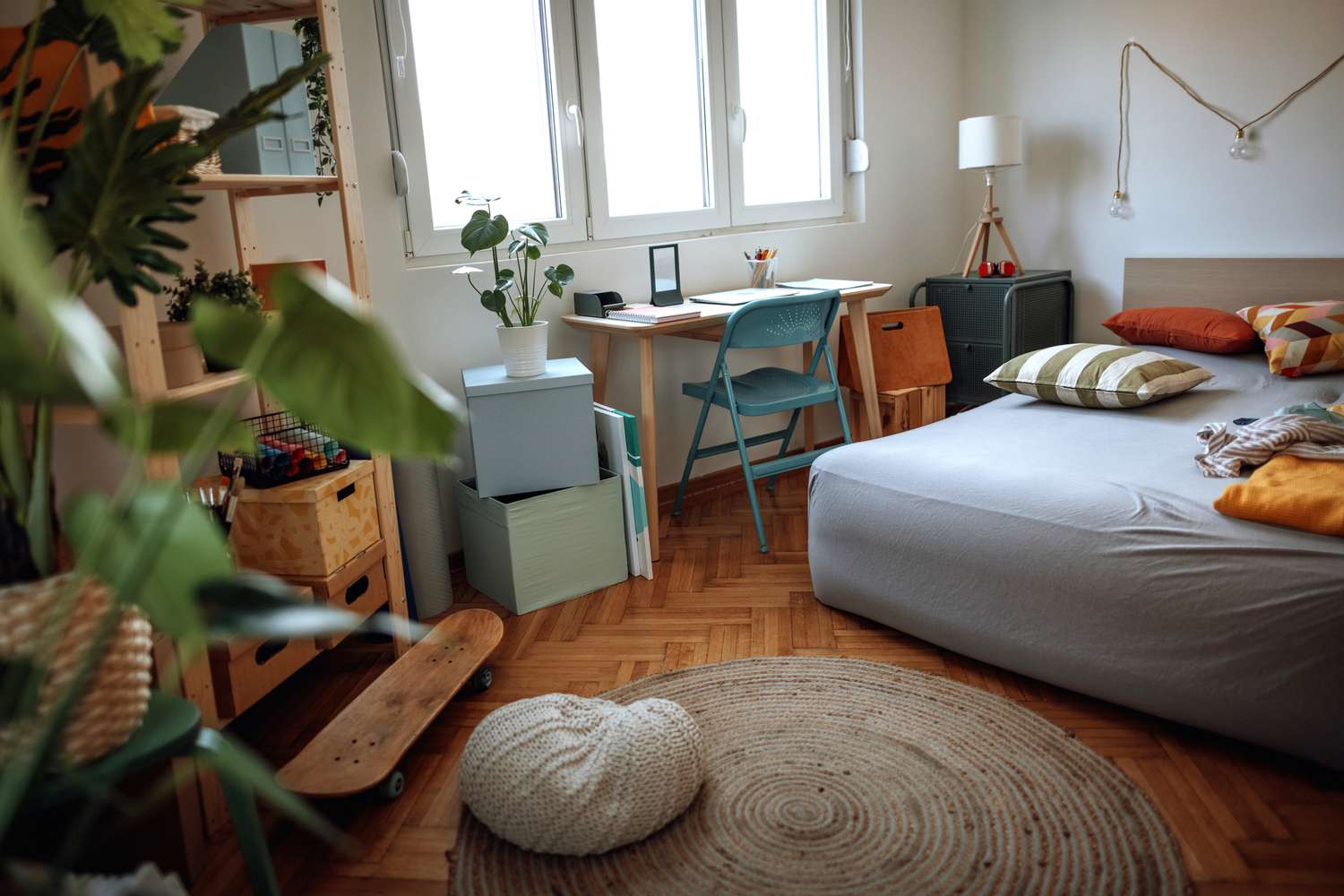 Wenn sich Ihr Schlafzimmer überfüllt fühlt, könnten diese Styling -Fehler der Schuldige sein 18 Schlafzimmer mit zu viel Möbeln überfüllt