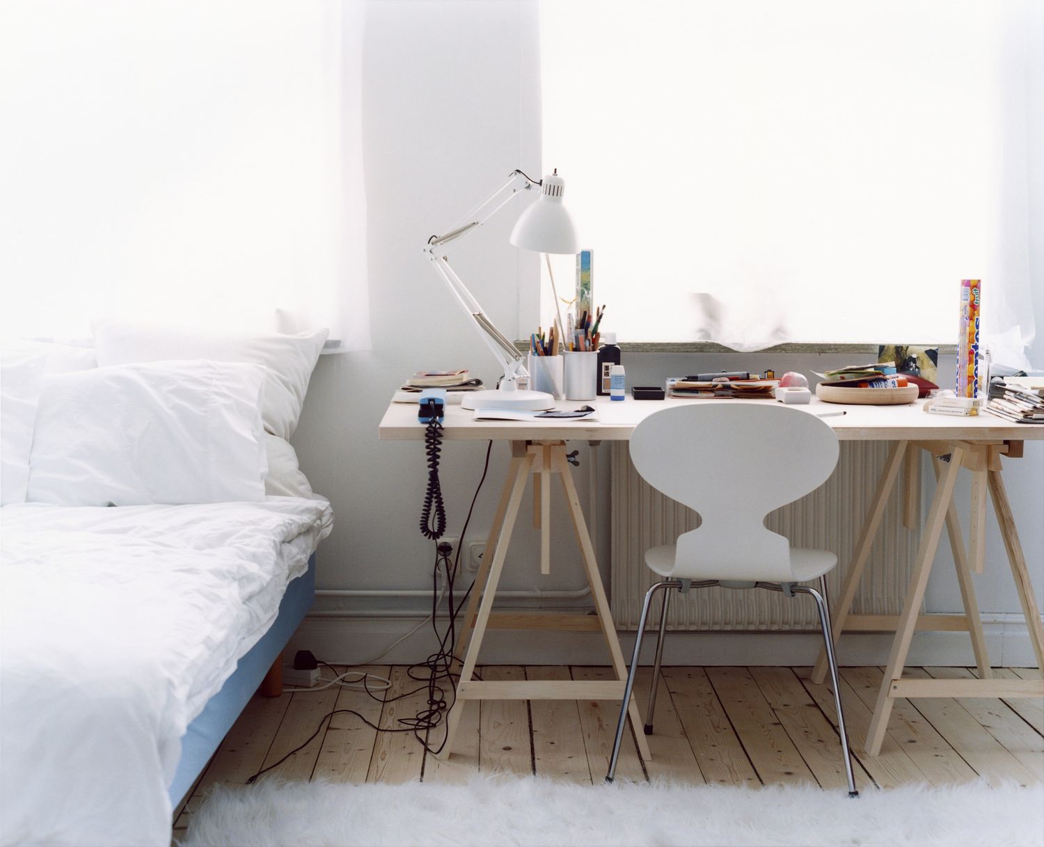 Wenn sich Ihr Schlafzimmer überfüllt fühlt, könnten diese Styling -Fehler der Schuldige sein 20 überfüllter Schlafzimmer Schreibtisch