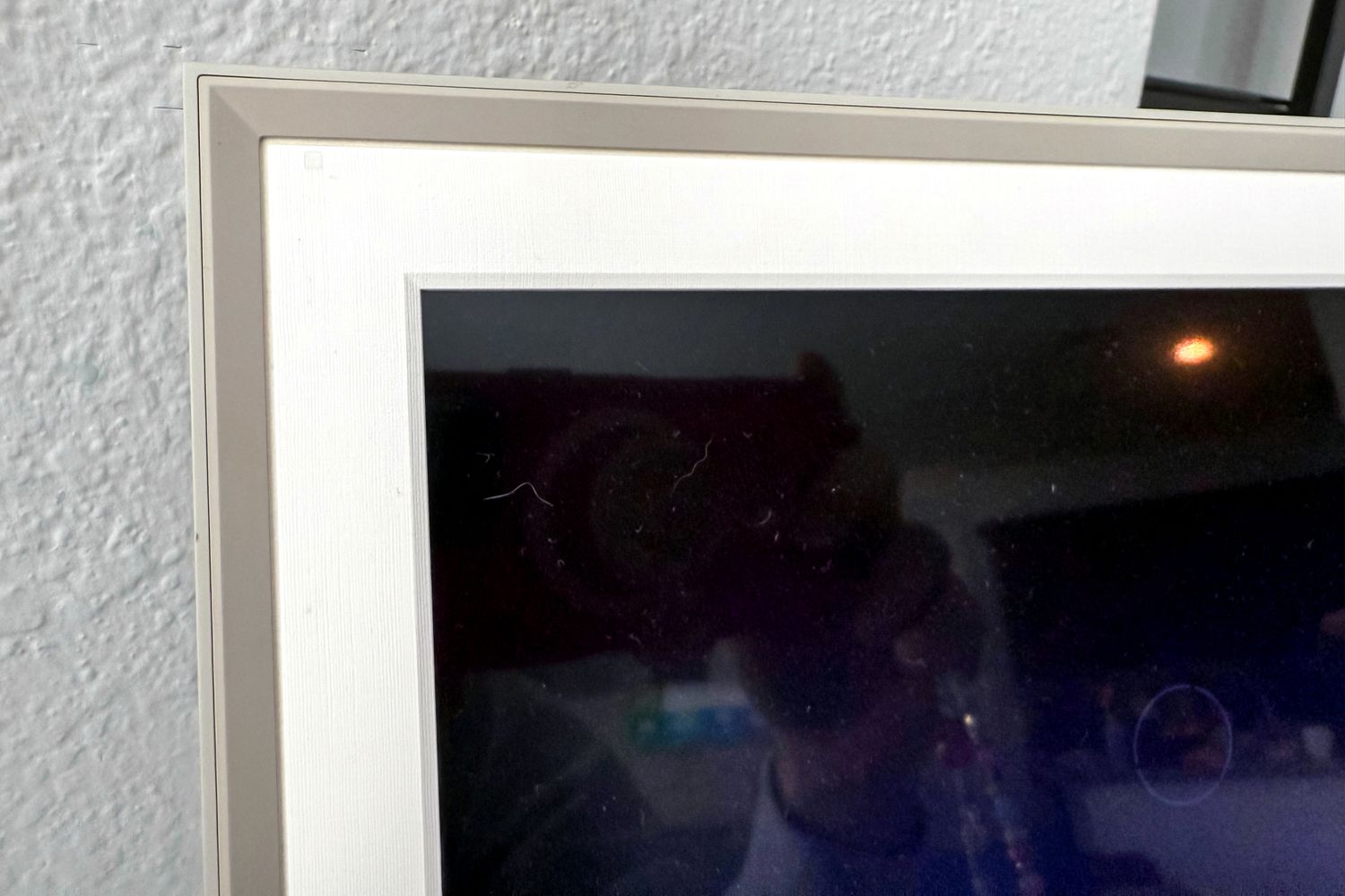 Eckansicht des Aura Carver Digital Photo Frame