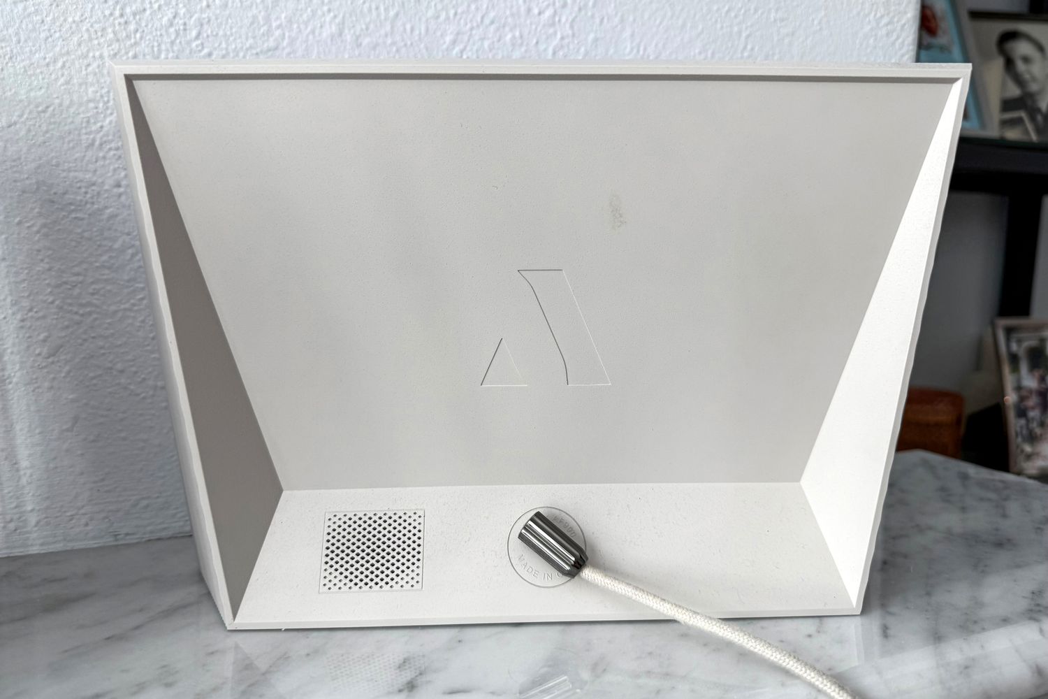 Rückseite des Aura Carver Digital Photo Frame mit einem angeschlossenen Kabel