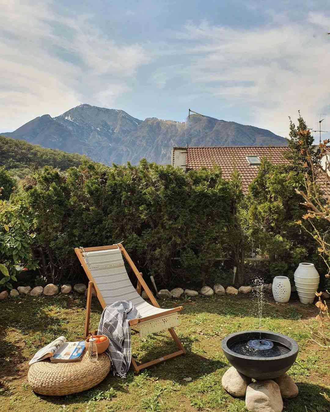 Ein Garten mit Aussicht und Sitzbereich