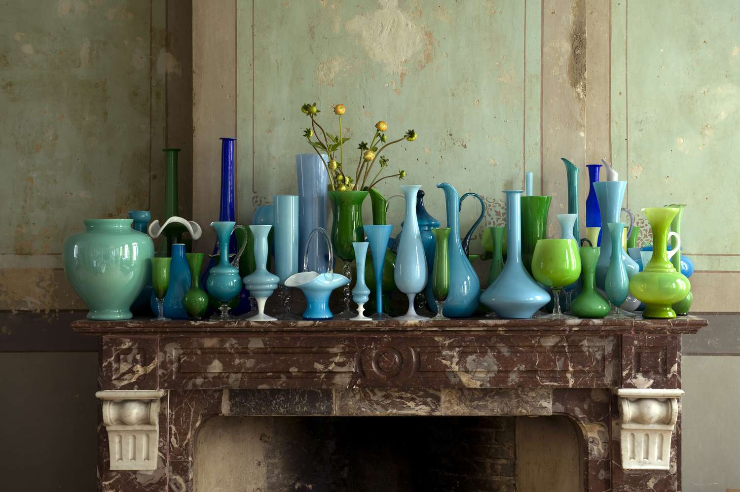 Wohnzimmer mit originalem 1850er Wanddekor und Sammlung von Murano -Glas auf Marmorkamin
