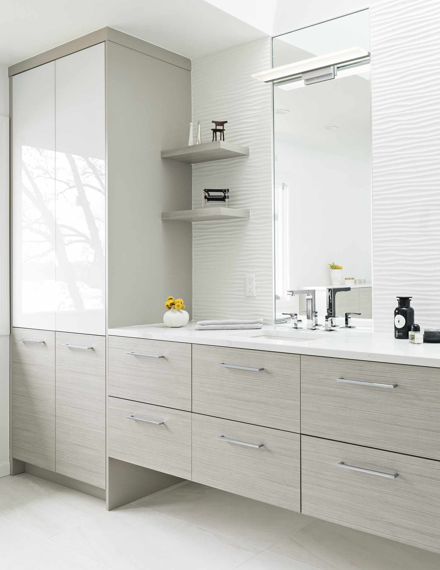 Graues Badezimmer