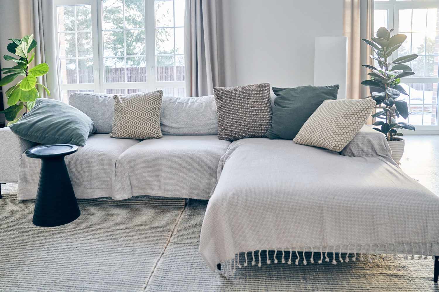Couch mit einer schönen Decke bedeckt
