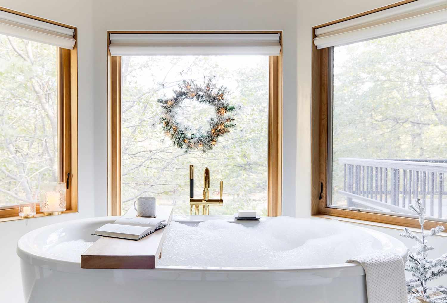 1752567296 So dekorieren Sie Ihr Badezimmer zu Weihnachten 32 stilvolle und