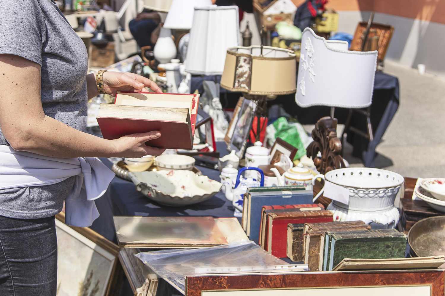 Vintage -Bücher beim Garagenverkauf