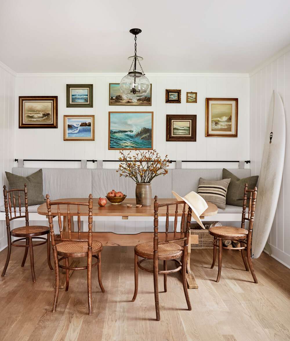 Vintage Kitchen Breakfast -Ecke mit Retro Gallery Wall