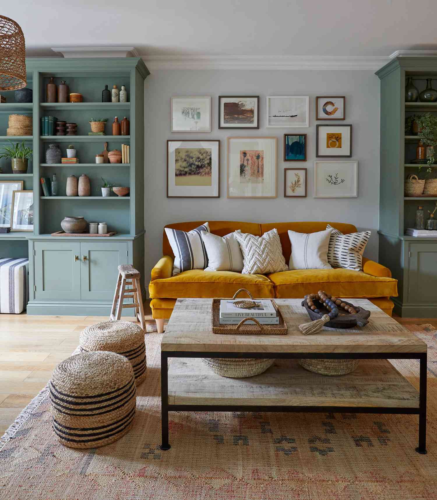 Vintage Couch in Samt neu gepolstert