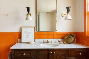 All-weiße Badezimmer sind ein Fehler, sagen Designer-wie man es ohne Renovierung repariert 4 Helles und Retro -Badezimmer mit orangefarbenen Wainscotting und italienischen modernen Schwarz -Weiß -Leuchten