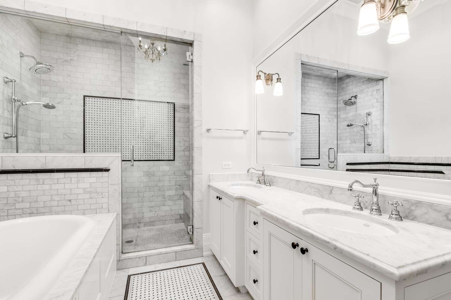 All-weiße Badezimmer sind ein Fehler, sagen Designer-wie man es ohne Renovierung repariert 10 Weiß- und Marmorbad mit Fliesendesign auf dem Boden
