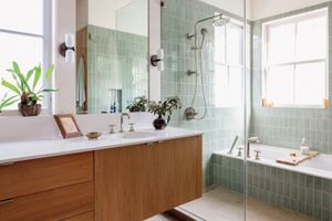 All-weiße Badezimmer sind ein Fehler, sagen Designer-wie man es ohne Renovierung repariert 6 Badezimmer mit Minzgrün -Glasfliesen und schwimmender Holzwaschtisch