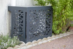 6 Backyard -Privatsphäre Korrekturen, die sich ohne den Preis luxuriös fühlen, sagen Designer, sagen Designer 6 Blattmuster geschnittene Metallgrill -Bildschirmabdeckung für Klimaanlagenkompressoreinheit im Freien