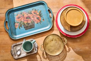 Vintage -Tabletts und faule Susans aus dem Gebrauchtwarenladen