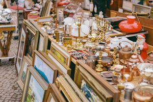 Vintage -Sparsamkeitsfunde auf einem Flohmarkttisch