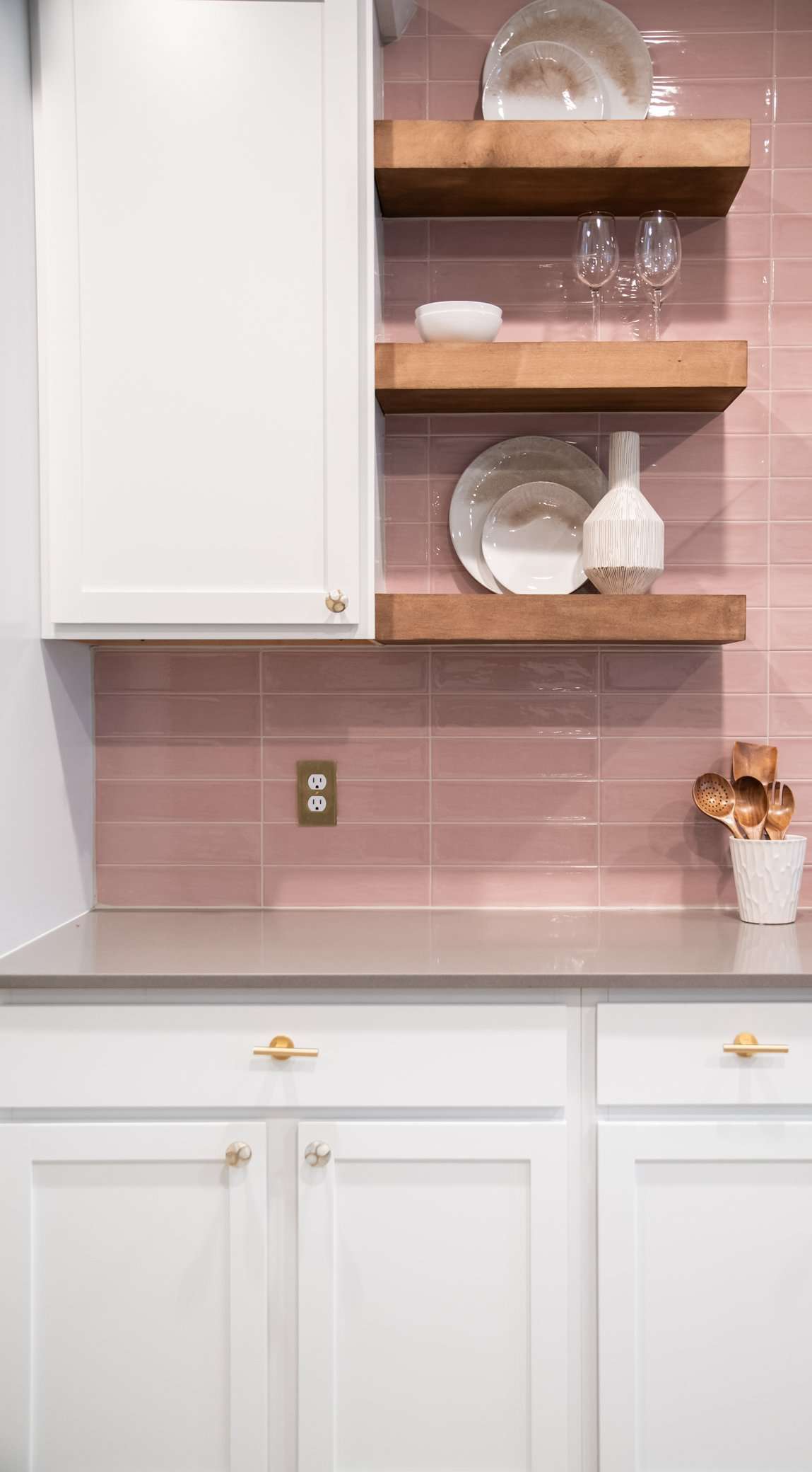 Küche mit oberem Schrank und offenen Regalen rosa Backsplash
