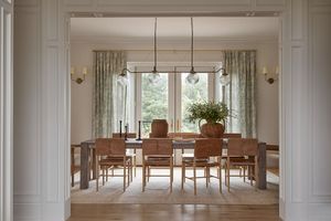 Teppich im Esszimmer von Ashley Montgomery Design.