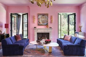 Kendall Wilkinson Pink Wohnzimmer mit maximalistischem Dekor.