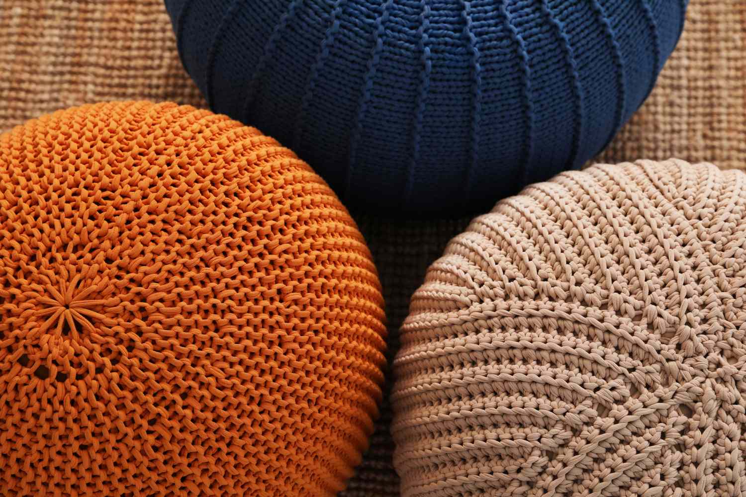 5 Dekorakzente Designer sagen, dass sie gerade weit übertrieben sind 2 Stilvoller bequemer Pullover -Strick -Poufs auf Teppich, über Aussicht.