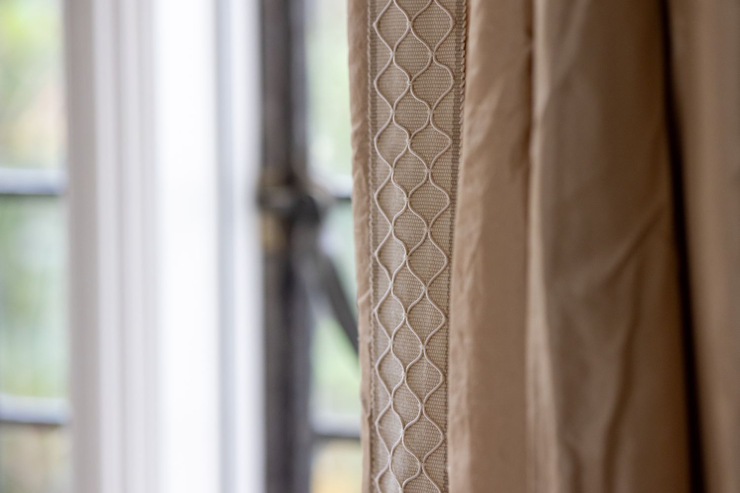 5 Dekoration Fehler, die Ihr Zuhause laut Designer sich heißer fühlen lassen 2 Schwere Vorhänge im Wohnzimmer