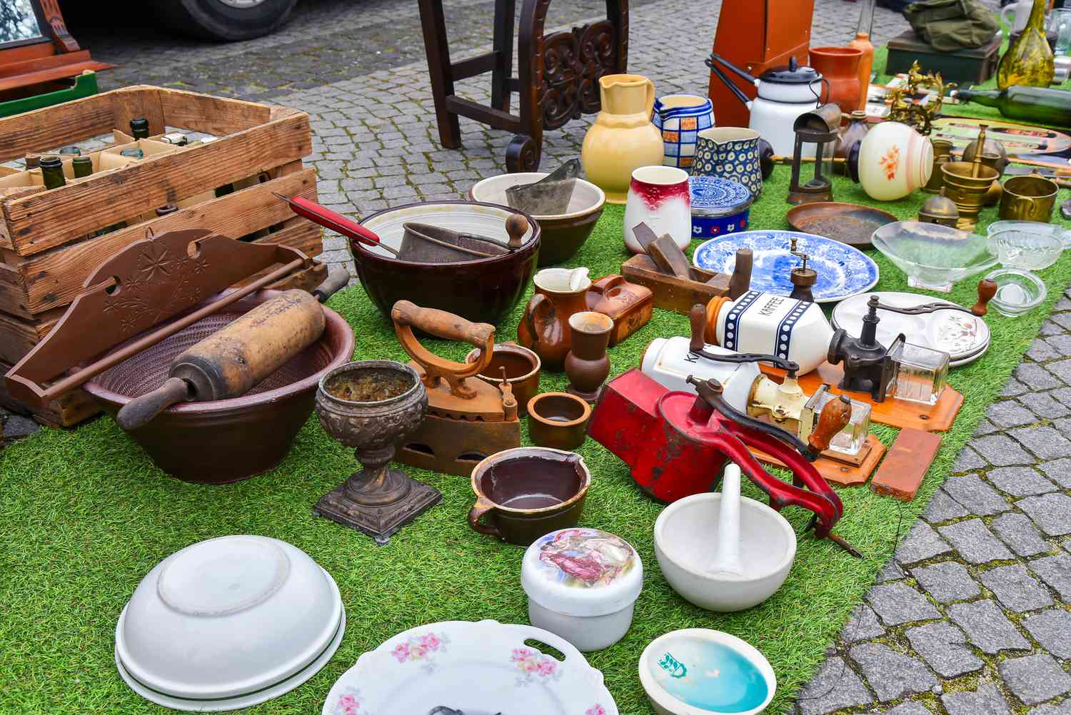 Vintage -Keramik beim Garagenverkauf