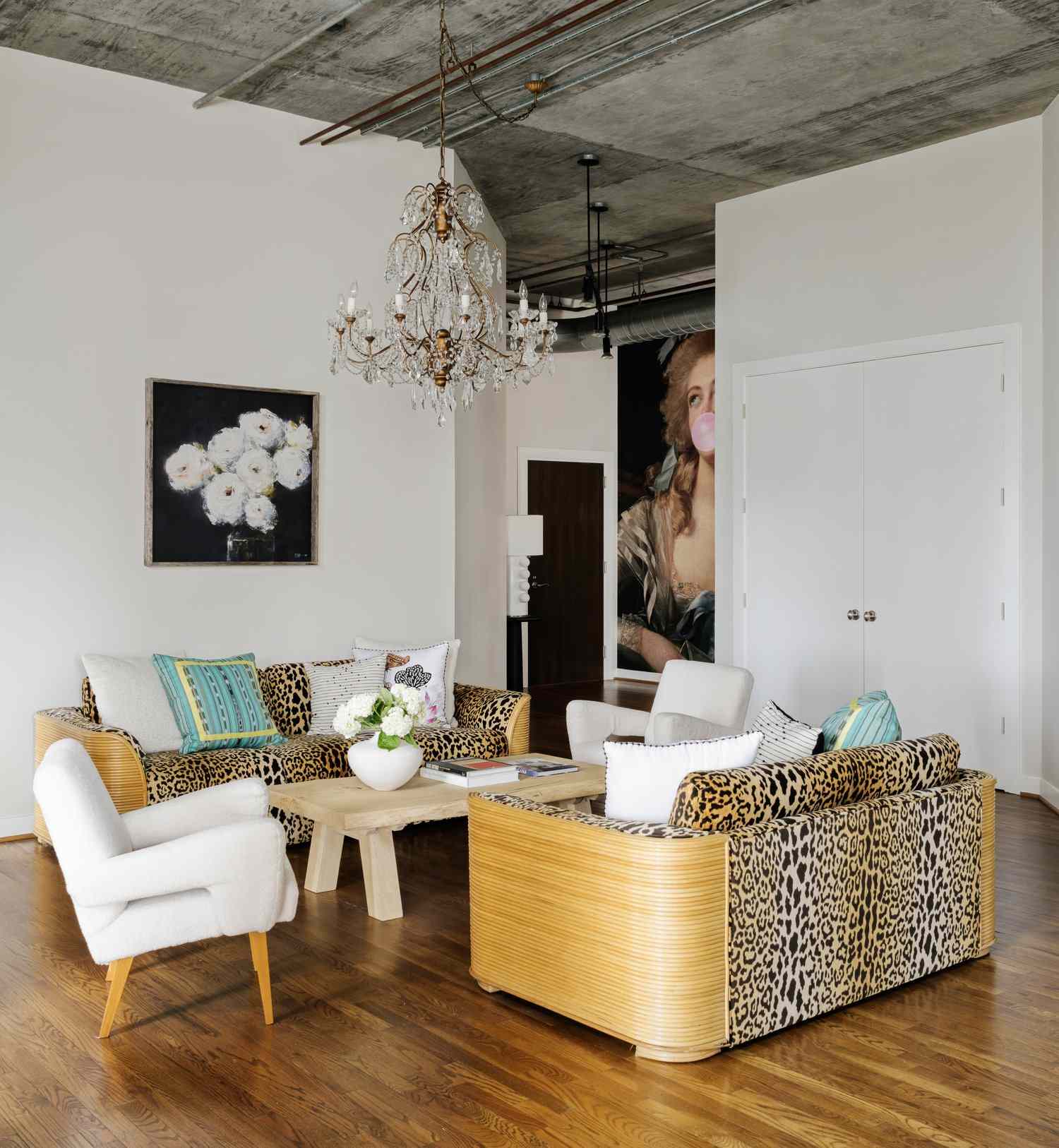 Leopard -Drucksofas in Loft
