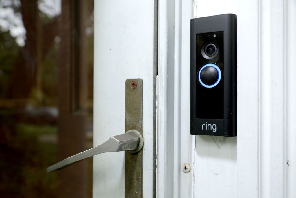Ein Türklingelgerät mit einer eingebauten Kamera, die vom Home Security Company Ring hergestellt wurde