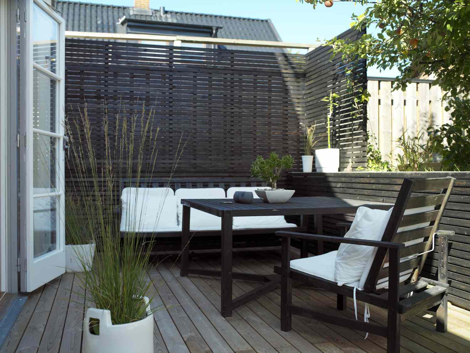 6 Backyard -Privatsphäre Korrekturen, die sich ohne den Preis luxuriös fühlen, sagen Designer, sagen Designer 2 Hinterhof -Terrasse, umschlossen mit rückenfleckigen Holzschette -Datenschutzschirmen