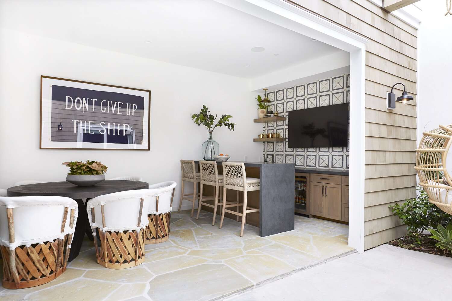 6 Easy Tips for a Stunning Outdoor Space That Designers Always Follow 8 indoor outdoor living room
