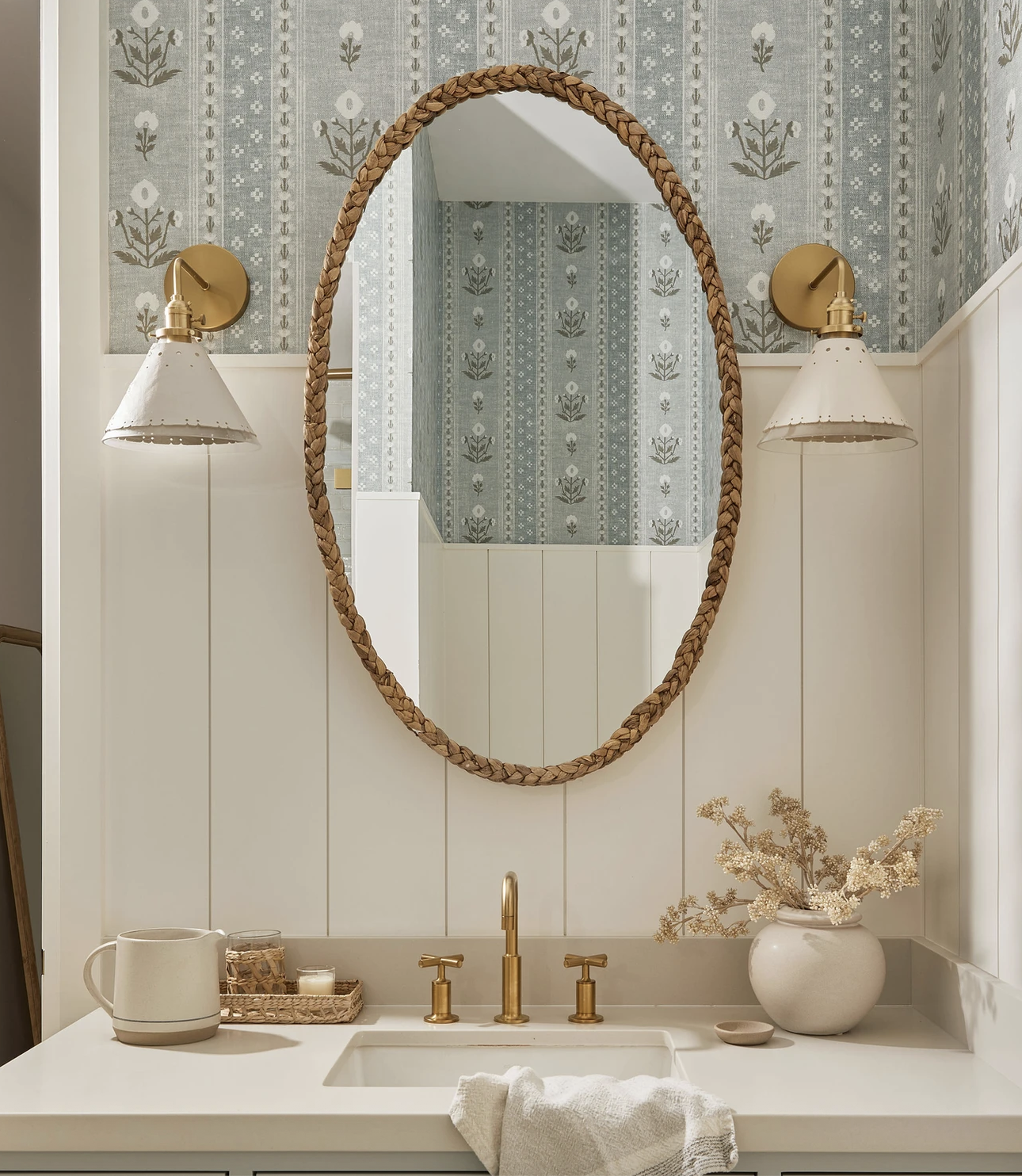 Cottage Badezimmer mit blau -weißer Tapete und geflochtenem Seegrasspiegel 