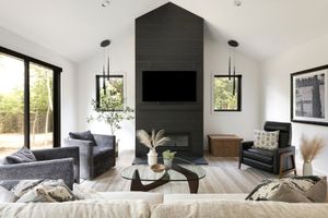 Großes Wohnzimmer mit gewölbter Decke.