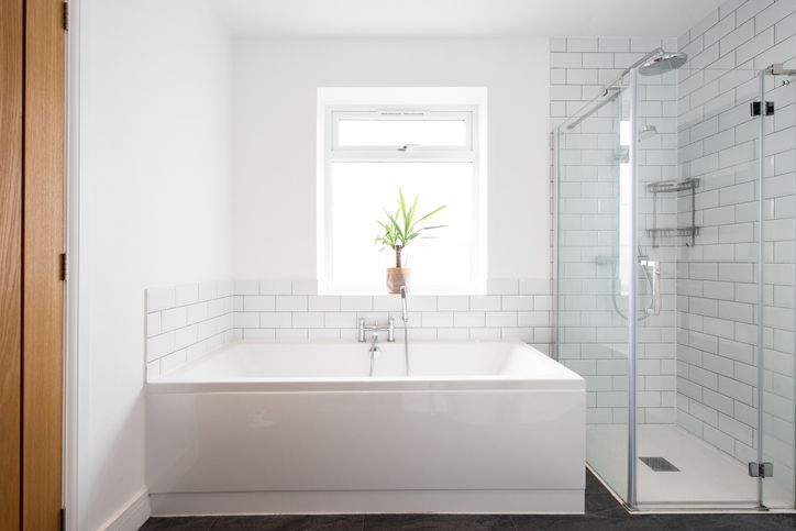 All-weiße Badezimmer sind ein Fehler, sagen Designer-wie man es ohne Renovierung repariert 2 Sauberes, weißes Badezimmer mit weißer Badewanne und weißer Fliesendusche