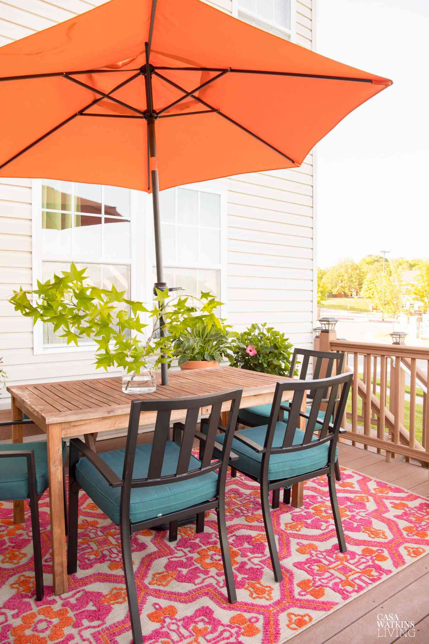 Kleiner Terrassentisch und Regenschirm