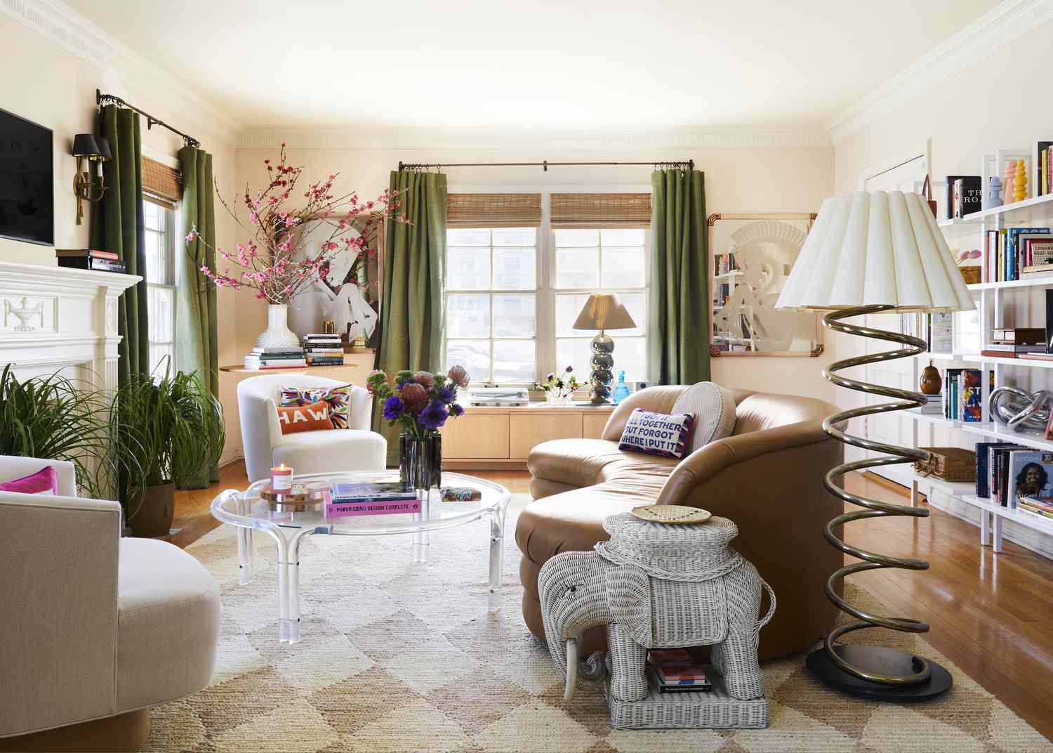 langes Wohnzimmer mit gekrümmten Möbeln